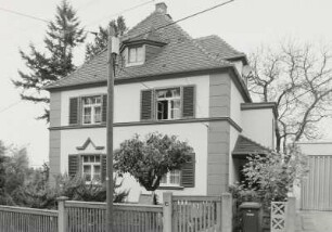 Mobschatz, Wohnhaus : Mobschatz (Kreis Meißen - Radebeul), Wohnhaus, Lutherstraße 26, um 1925, Straßenansicht