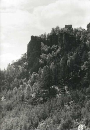 Sächsische Schweiz. Kleiner Bärenstein. Gipfelpartie mit Berggasthaus. Blick nach Osten