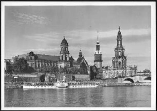 Dresden, Brühlsche Terrasse, Schloß und Hofkirche : Dresden. Blick vom Neustädter Elbufer über die Elbe auf die Silhouette der Altstadt mit Ständehaus, Residenzschloss und Katholischer Hofkirche
