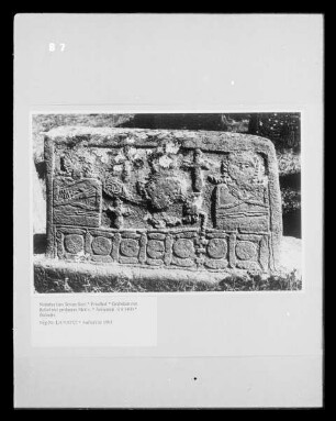 Grabstein mit Relief mit profanem Motiv.