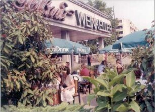 Dresden-Neustadt, Straße der Befreiung 1 b. Meißner Weinkeller. Eingangsseite mit Außenplätzen