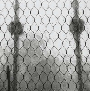 Untersuchungshaftanstalt des Ministeriums für Staatssicherheit der ehem. DDR. Gitterstäbe hinter Drahtglasscheibe