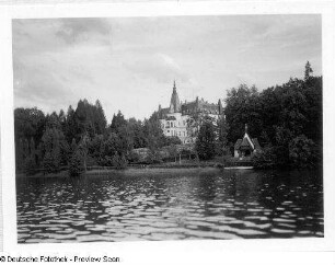 Villa oderSchloss, vielleicht am Bleder See