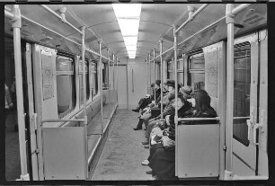 Menschen in der U-Bahn