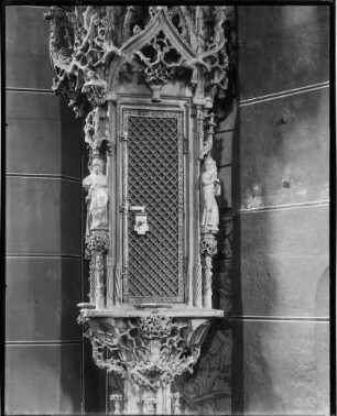 Baden-Baden Stiftskirche Sakramentshaus Tabernackel - an den Ecken Prophetenfiguren spätgotische Steinmetzarbeit Steht am linken Pfeiler des Triumphbogens und circa 13 m hoch, besteht aus zwölf übereinander angeordneten Einzelwerkstücken