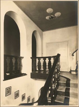 Landhaus Cohn, Doppel-Villa, Hubertusbader Straße, Berlin-Grunewald: Innenaufnahme Blick auf Treppenpodest im 1.Obergeschoss und Flur
