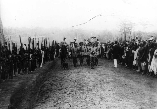 Le gouverneur Seitz arrive à Yaoundé (à gauche Dominik)