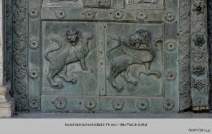 Bronzetür des Westportals : Bronzetür, unten: Löwen und Greifen