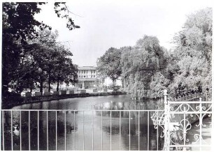 Schlossgraben mit Blick auf den Eingang das Landesmuseums. Detmold