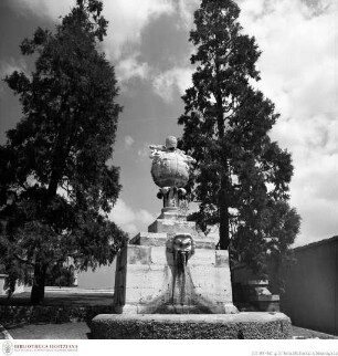 Fontana dei Cipressi (?), Brunnen mit Theatermaske und Globus