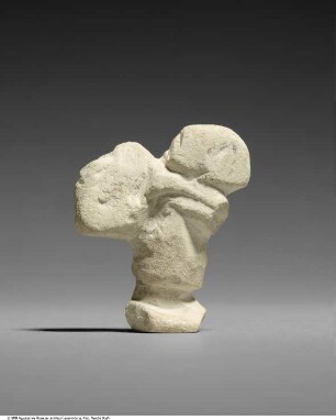 Statuette eines Menschen mit großem Last auf dem Rücken