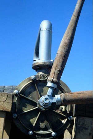 Detail voriges Bild: Handpumpe (?), gehört zum Brauereiwagen