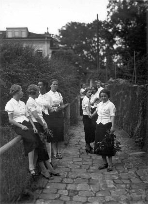 Dresden-Loschwitz. Gasse mit Gruppe junger Frauen in Einheitskleidung (Mitglieder einer Vereinigung)