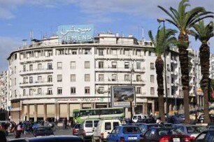 Autoverkehr in Rabat : Rabat ist die Hauptstadt des Königreiches Marokko. Verkehrsstau am Nachmittag im Zentrum, aufgenommen am 05.11.2008