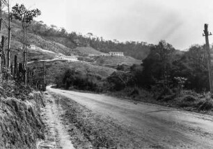 Straße von Lindóia nach Itapira. : Unbefestigte Straße zwischen Lindóia und Itapira. Auf dem Hügel im Hintergrund die Therme Cristalia im Tal des Rio de Peixe.