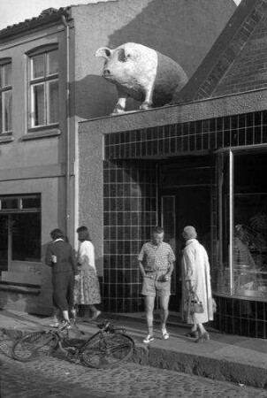 Heiligenhafen: Reklame-Schwein auf Metzgerei