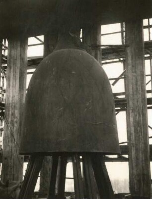 Weimar-Buchenwald. Nationale Mahn- und Gedenkstätte der DDR (1954-1958; seit 1992: Gedenkstätte Buchenwald). Glocke im Glockenturm (Bauzustand)