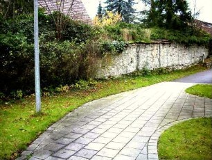 Kirchhof im Norden-Basis der Kirchhofmauer im Verlauf nach Osten (Wehrgang mit Steinbrüstung im 18 Jh nach Auflassung des Kirchhofes abgetragen)