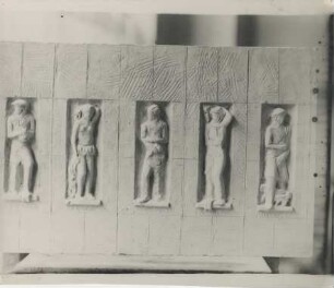 Allegorien der fünf Erdteile: Tonmodell für Relief: in Atelier