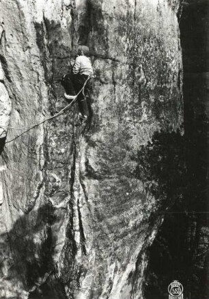 Sächsische Schweiz, Schmilka. Großer Falknerturm. Seilschaft Ehrhardt Renger am Matthäusriß (Westweg, VIIb [VIIc])