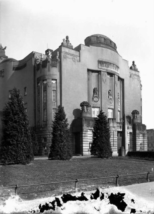 Vorm Stadttheater in Cottbus : Cottbus, Lausitzer Straße 33. Stadttheater (1908-1909; B. Sehring). Teilansicht von Südwest