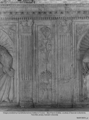 Marmorbank mit Darstellungen der Kardinaltugenden : Reliefs der Rückenlehne