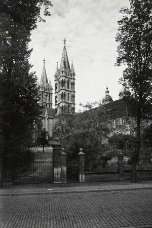 Naumburg, Dom : Naumburg. Dom Sankt Peter und Paul. Westtürme und altes Gymnasium