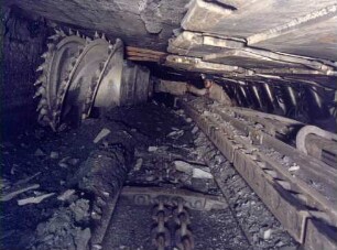 Schrämstreb mit Walzenschrämlader, Panzerförderer und Schildausbau