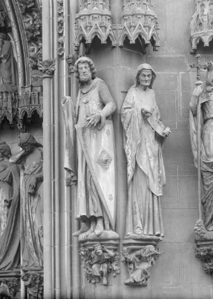 Östlicher Pfeiler mit Statuen eines Ritters und einer alten Frau