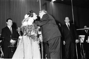 Donaueschingen: Donaueschinger Musiktage; Yvonne Loriod auf dem Podium mit Messiaen