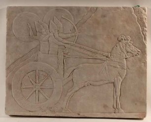 Assyrisches Relief mit einem ruhig stehenden Streitwagen mit vier Kriegern nach rechts