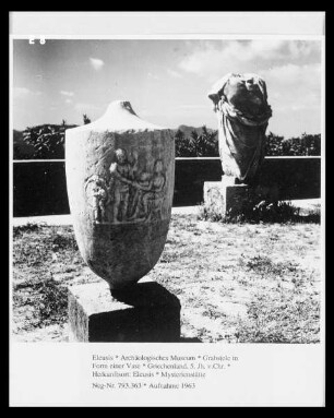 Grabstele in Form einer Vase