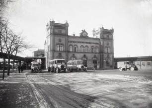 Döbeln, Hauptbahnhof : Döbeln. Hauptbahnhof, Empfangsgebäude (1869-1870). Stadtseite mit parkenden Autobussen