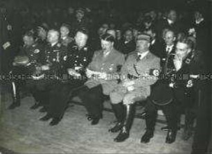 Hitler während eines SS Konzertes im Berliner Sportpalast zugunsten des Winterhilfswerks