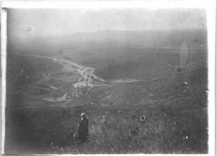 Türkei. Zwei Spaziergängerinnen in bergiger Landschaft. Blick in ein Tal