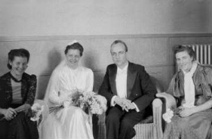 Hochzeit von Nikolaus Grasser, Bruder des Fotografen. Bad Wörishofen. Das Brautpaar mit zwei Hochzeitsgästen