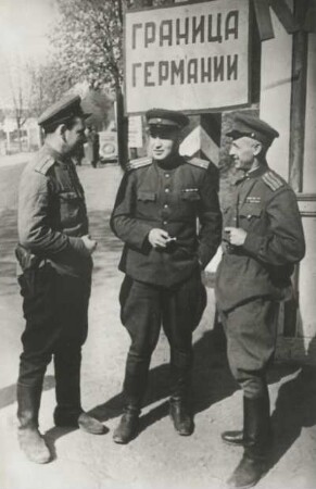 2. Weltkrieg. Die sowjetischen Militärkorrespondenten Viktor Tjomin, Boris Gorbatow und Roman Karmen an der deutschen Grenze. Aufnahme Februar 1945