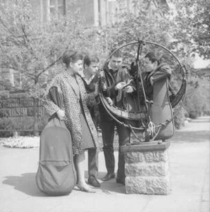 Musikstudenten vor dem Gebäude der Hochschule für Musik "Carl Maria von Weber" Dresden, Blochmannstraße 2-4