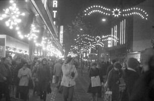 Weihnachtlicher Einkaufsbetrieb in der Kaiserstraße