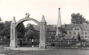 Denkmal für die Gefallenen der Roten Armee in Muskau : Pomnik za padłych wojakow Čerwjeneje armeje w Mužakowje