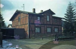 Alte Landstraße 29: traufständiges Fachwerkhaus: Straßenfront mit Zwerchgiebel: Giebelseite