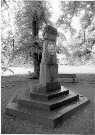 Kurpark, Denkmal Friedrich Hölderlin; Bad Homburg, Paul-Ehrlich-Weg (Kaiser-Friedrich-Promenade)
