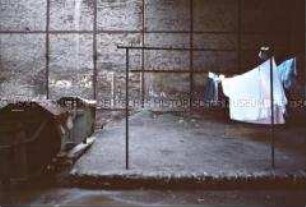 Last Exit DDR 1990 - Müll- und Wäschetrockenplatz in einem Berliner Hinterhof