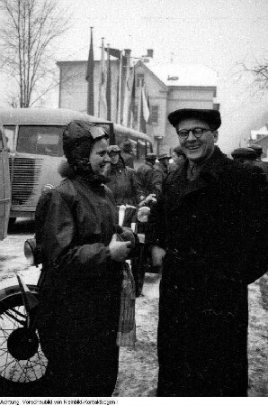 Stafette für den Frieden: 1952 fand in Wien ein internationaler Kongreß statt, zu dem eine Sportlerstafette aus Dresden (Rotation Dresden) startete, die an der Grenze zur CSSR von Erich Honecker verabschiedet wurde. Die Bilder zeigen die Vorbereitung und Durchführung der Stafette bis zur tschechischen Grenze bei Schmilka, 1952