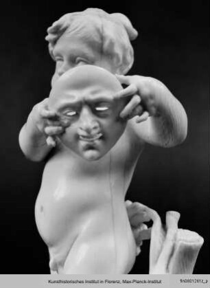 Stehender Putto mit Maske