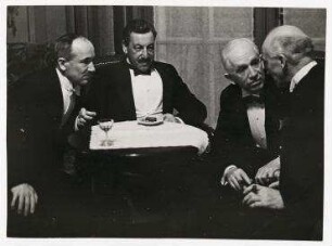 Abendempfang während der Genfer Abrüstungskonferenz im Hotel des Bergues. von links: Edvard Beneš, Viscount Herbert Samuel, Norman Davis, John Simon