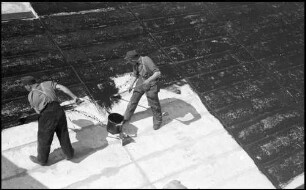 Linnich: Neubau der Seidenfabrik, Teeren der Platten, nahe, von oben