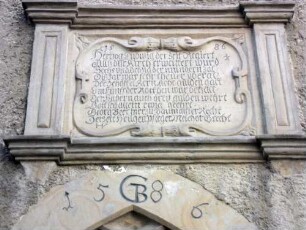 Langhaus Traufseite Nord - Textkartusche über Portal mit Jahr 1586 und Laudatio auf Herzog Ludwig - Bauinschrift zur Verbreiterung des Langhauses mit Baumeisternamen)