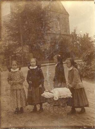 Tracht aus Radibor : Kleidung - katholische Tracht. Ort: Radwor / Radibor. Kinder in katholischer Tracht.