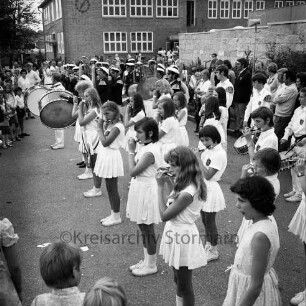 Kindervogelschießen: Hof der Matthias-Claudius-Schule: Spielmannszug spielt: Zuschauer: hinten Schulgebäude, 26. Juni 1971